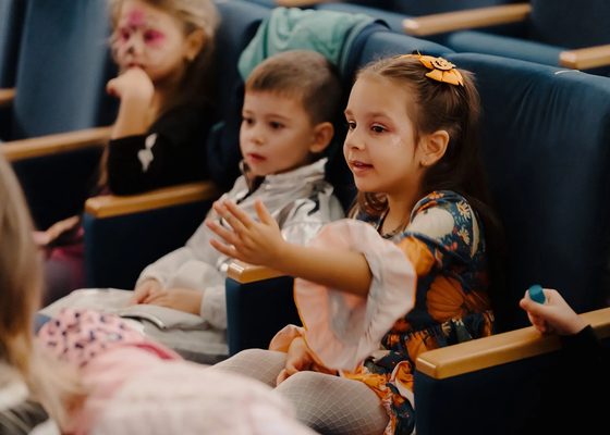 Copii în sala de cinema la KINOdiseea